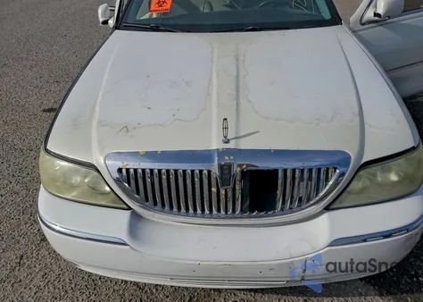 2003 Lincoln Town Car Signature z USA, uszkodzony, nr VIN 1LNHM82W73Y627898